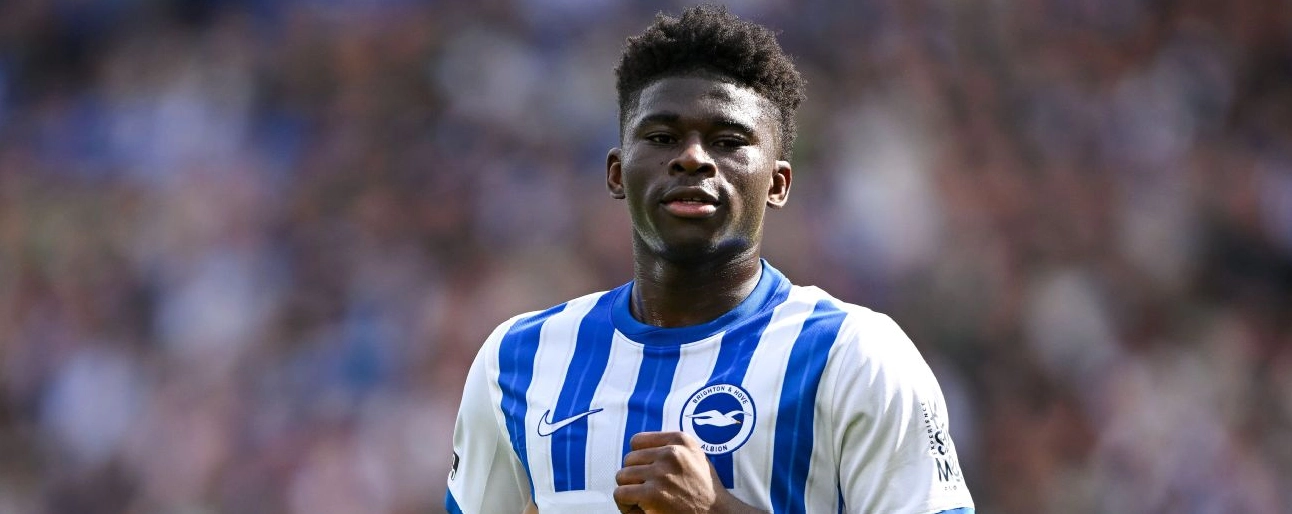 Carlos Baleba đang tập trung quan sát trận đấu giữa Brighton và Leicester City