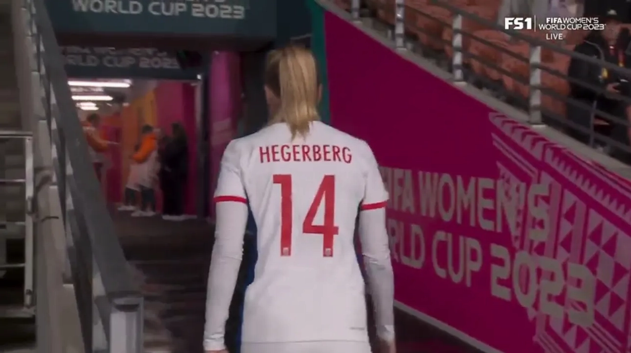 Ada Hegerberg lững thững bước vào đường hầm