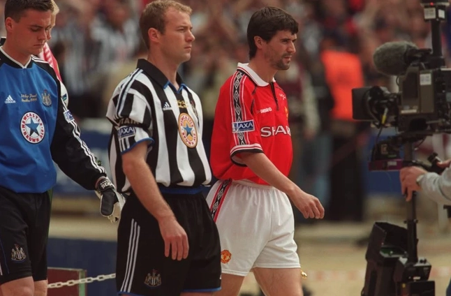 Chân dung huyền thoại Alan Shearer trong màu áo sọc trắng đen truyền thống của Newcastle