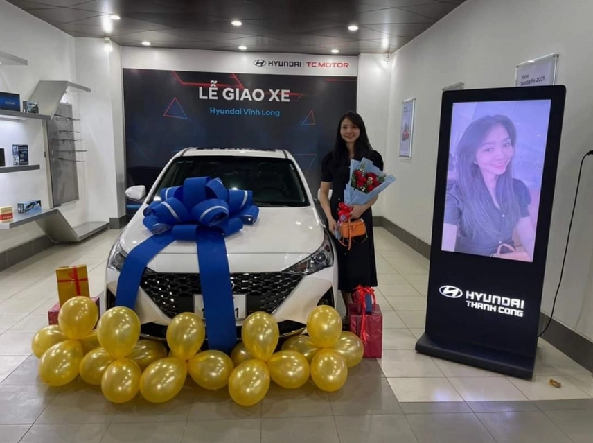 Hà Ngọc Diễm bên chiếc xe sang mới mua