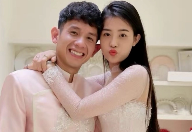 Hồng Duy hạnh phúc bên vợ sắp cưới Phạm Kiều Oanh