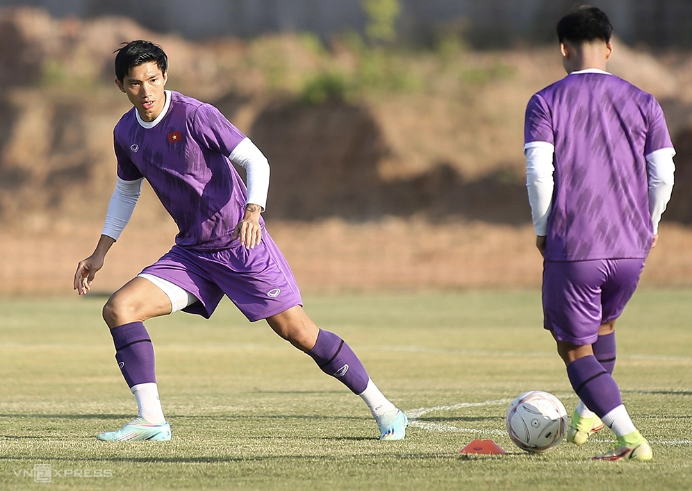 Khoảnh khắc Đoàn Văn Hậu tập trung cao độ trong một buổi tập chiến thuật