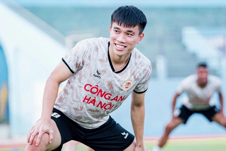 Lê Văn Đô ăn mừng bàn thắng sau một pha sút phạt đẳng cấp tại V League
