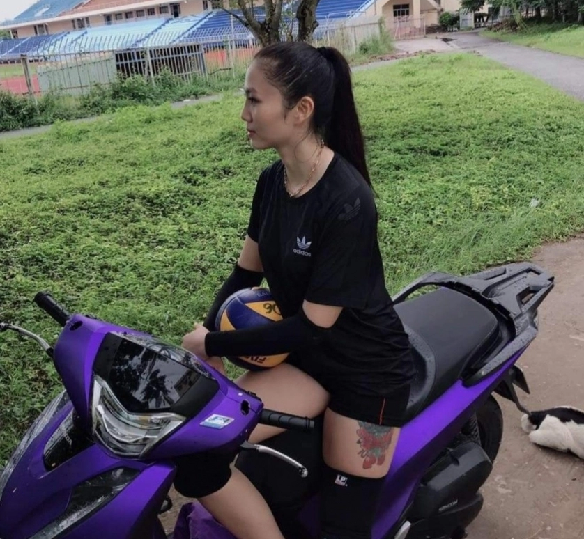 Nụ cười tỏa nắng của Hà Ngọc Diễm trên sân tập