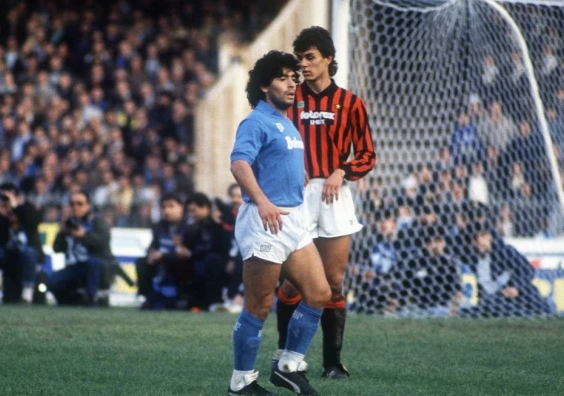 Paolo Maldini kèm chặt huyền thoại Diego Maradona