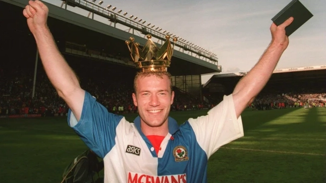 Tiền đạo Alan Shearer ăn mừng chức vô địch Premier League lịch sử cùng Blackburn Rovers