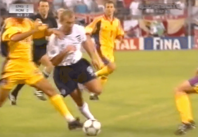 Tình huống Alan Shearer tranh chấp và ngã trong vòng cấm đối phương