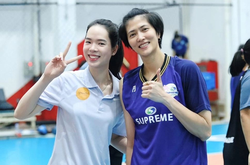 Vận động viên Lê Thanh Thúy chụp ảnh lưu niệm cùng đàn chị Pleumjit Thinkaow trong một sự kiện thể thao