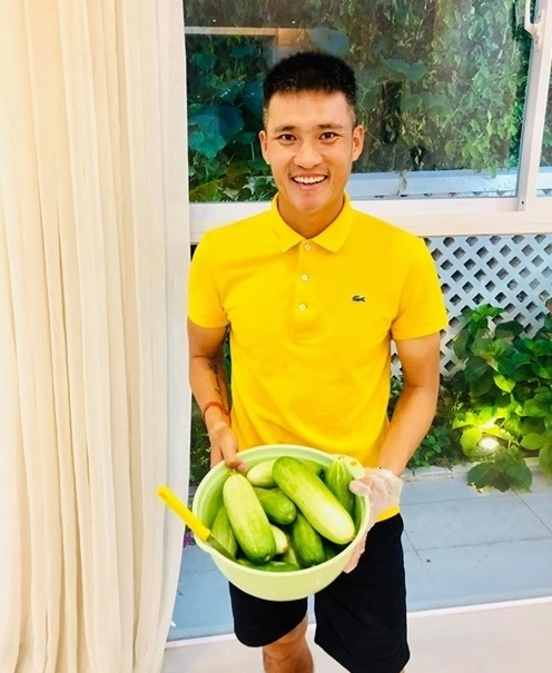 Vợ chồng Lê Công Vinh và Thủy Tiên chăm sóc vườn rau sạch trong biệt thự gia đình