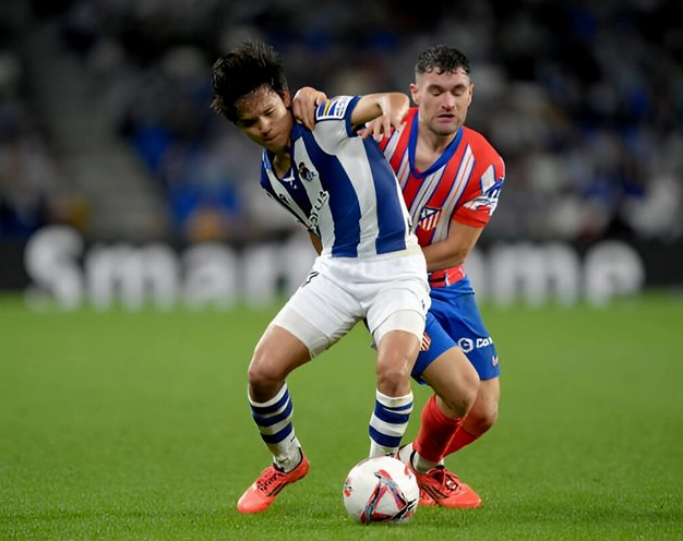 Cầu thủ Kubo của Real Sociedad gây khó khăn cho hàng phòng ngự Atletico