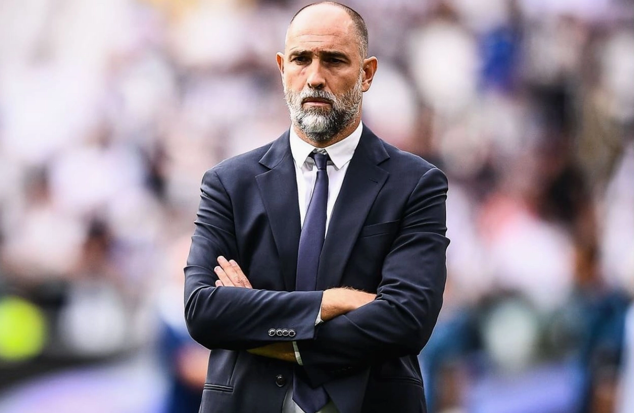 Hình ảnh HLV Igor Tudor với vẻ ngoài quyết đoán trên băng ghế chỉ đạo