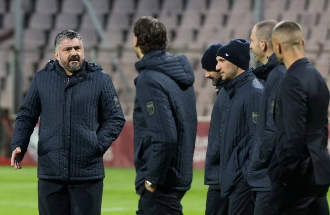 HLV Gennaro Gattuso đang truyền lửa cho các học trò trong một buổi tập quan trọng