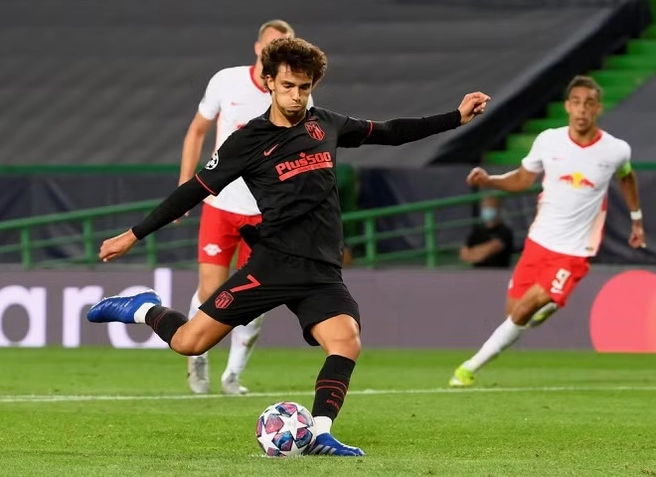 Joao Felix ăn mừng bàn thắng gỡ hòa khiến trận đấu trở nên căng thẳng hơn bao giờ hết
