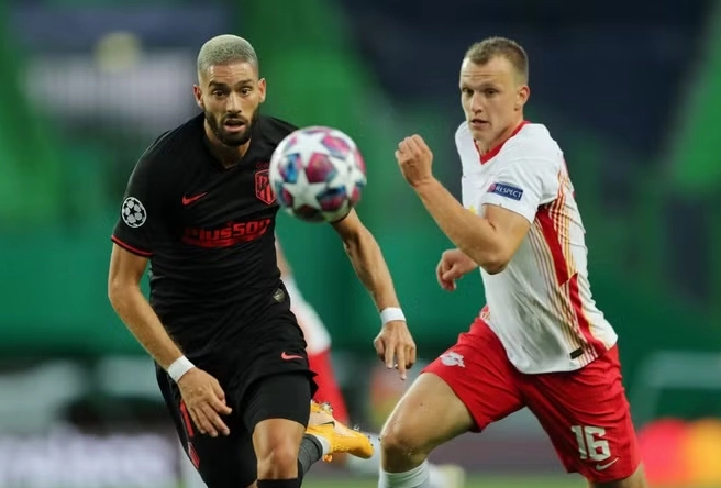Những pha tranh chấp quyết liệt trong trận tứ kết Champions League giữa RB Leipzig và Atletico Madrid