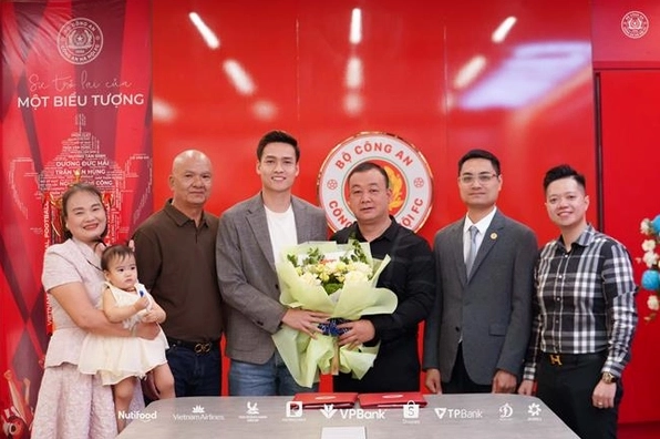 Bùi Hoàng Khang ăn mừng chiến thắng cùng các đồng đội